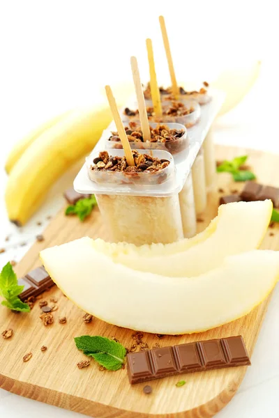 Helado casero. Chocolate plátano granola paletas . — Foto de Stock