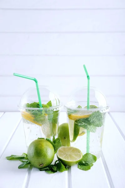 Osvěžující letní nápoj. Mohito limetkou a mátou. — Stock fotografie