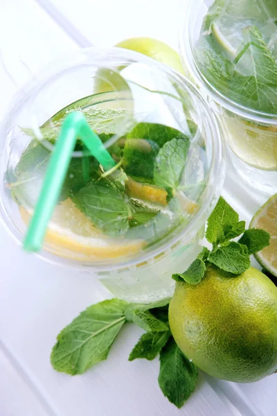 Menyegarkan minuman musim panas. Lime dan mint mohito . — Stok Foto