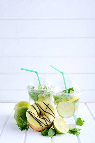 Refrescante bebida de verano. Cal y menta mohito . — Foto de Stock