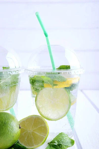 Menyegarkan minuman musim panas. Lime dan mint mohito . — Stok Foto