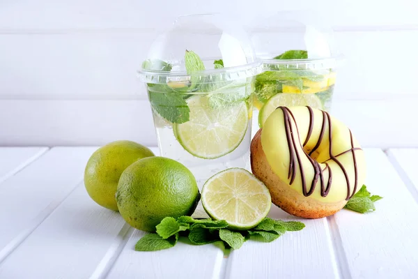 Bebida refrescante de verão. Limão e mohito de hortelã . — Fotografia de Stock
