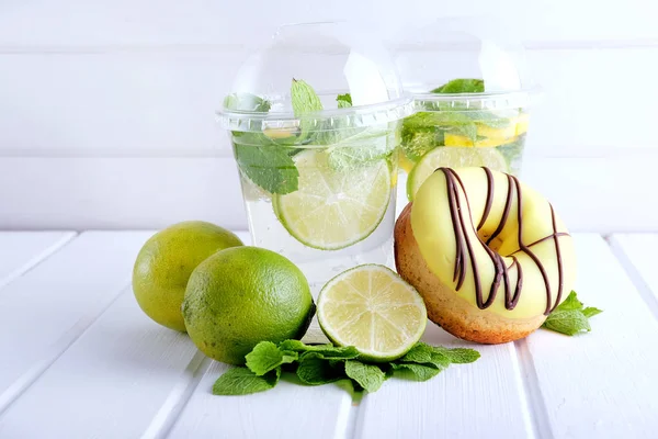 Canlandırıcı yaz içeceği. Limon ve nane mohito.