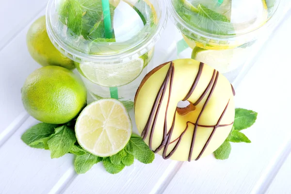 Menyegarkan minuman musim panas. Lime dan mint mohito . — Stok Foto