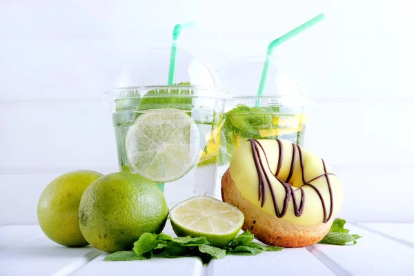 Menyegarkan minuman musim panas. Lime dan mint mohito . — Stok Foto