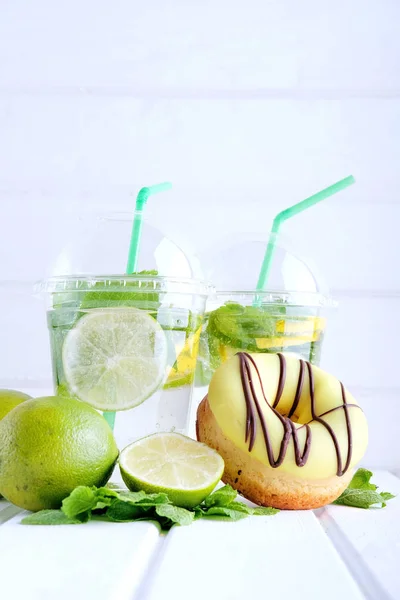 Menyegarkan minuman musim panas. Lime dan mint mohito . — Stok Foto