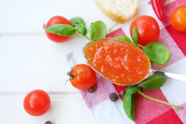 Sıcak ve baharatlı domates sosu yapılmış sebze ve otlar