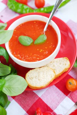 Soğuk Yaz domates yemek. Gaspacho çorbası tost ile.