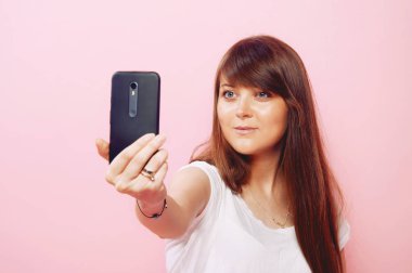 Fotoğraf çekmek uzun saçlı sevimli kadın