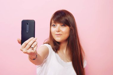 Fotoğraf çekmek uzun saçlı sevimli kadın