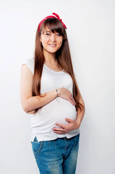 Schwangere in lässiger Kleidung mit langen Haaren — Stockfoto