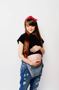 Siyah tişört ve kot tulum hamile kadın