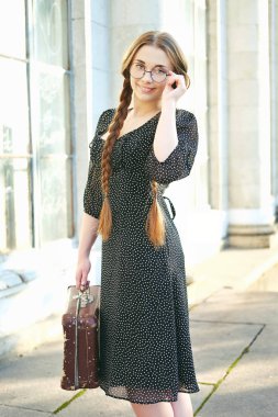 Genç öğrenci ve kadın ile bir bavul uzun örgüler