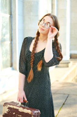 Genç öğrenci ve kadın ile bir bavul uzun örgüler