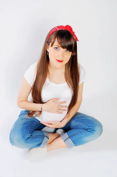 Mulher grávida em roupas casuais com cabelos longos — Fotografia de Stock