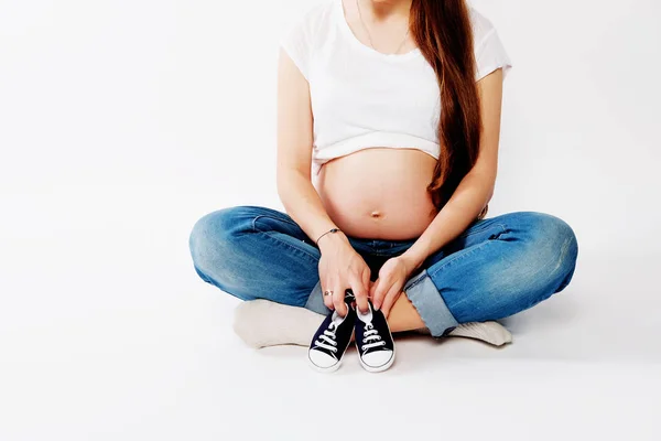 Schwangere in lässiger Kleidung mit langen Haaren — Stockfoto