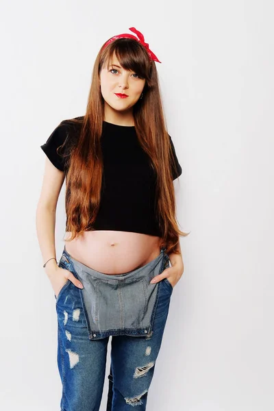 Mulher grávida em roupas casuais com cabelos longos — Fotografia de Stock