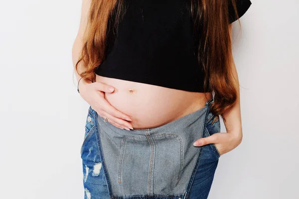 Έγκυος γυναίκα στο casual ρούχα με μακριά μαλλιά — Φωτογραφία Αρχείου