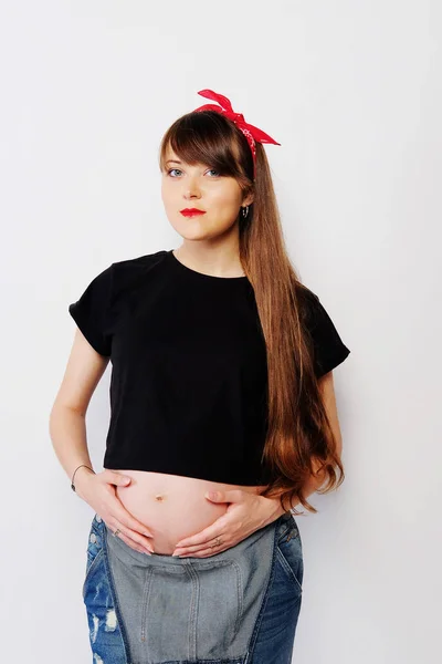 Femme enceinte en vêtements décontractés aux cheveux longs — Photo