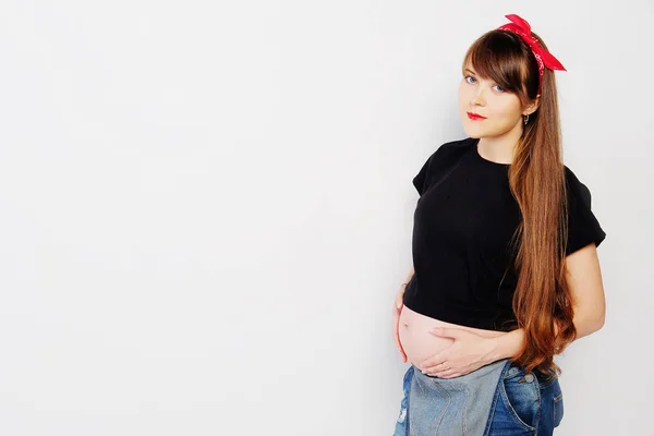 Schwangere in lässiger Kleidung mit langen Haaren — Stockfoto