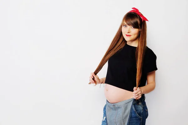 Mulher grávida em roupas casuais com cabelos longos — Fotografia de Stock