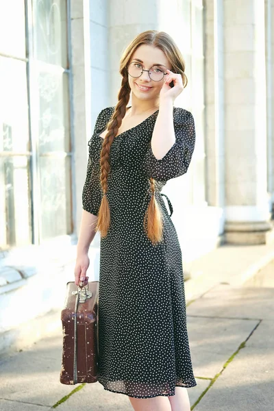 Genç öğrenci ve kadın ile bir bavul uzun örgüler