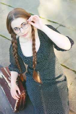 Genç öğrenci ve kadın ile bir bavul uzun örgüler