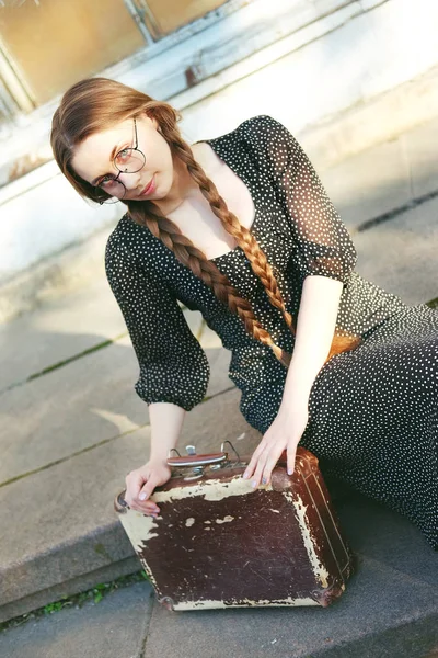Joven estudiante con una maleta y trenzas largas —  Fotos de Stock