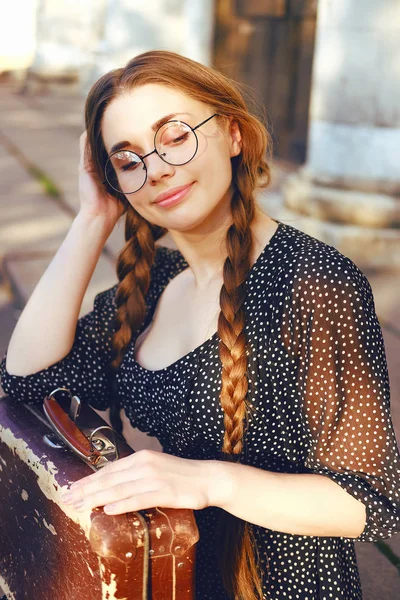 Mladý student žena s kufrem a dlouhé Copy — Stock fotografie