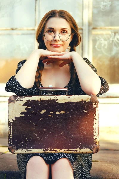 Mladý student žena s kufrem a dlouhé Copy — Stock fotografie