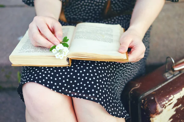 Femme lisant un roman de fiction attendant un bus — Photo