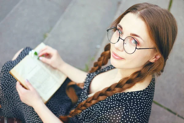 Jovem estudante mulher com uma mala e tranças longas — Fotografia de Stock