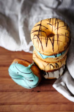 Krema ve çikolata taze tatlı çörek ile çok renkli