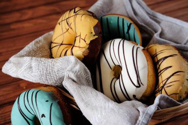 Krema ve çikolata taze tatlı çörek ile çok renkli