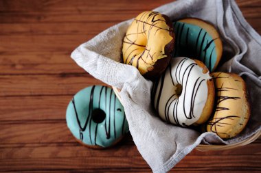 Krema ve çikolata taze tatlı çörek ile çok renkli