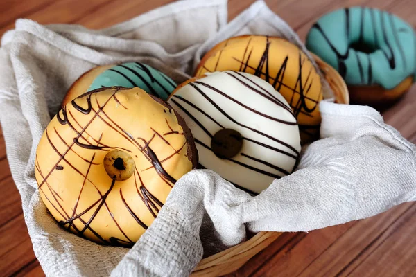 Свежие сладкие пончики с разноцветной глазурью и шоколадом — стоковое фото