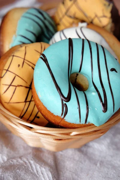 Krema ve çikolata taze tatlı çörek ile çok renkli