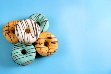 Krema ve çikolata taze tatlı çörek ile çok renkli