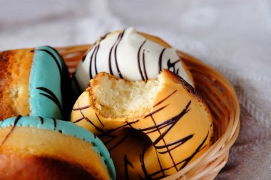 Krema ve çikolata taze tatlı çörek ile çok renkli