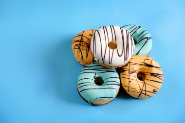 Krema ve çikolata taze tatlı çörek ile çok renkli