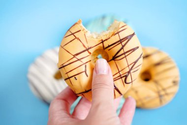 Krema ve çikolata taze tatlı çörek ile çok renkli