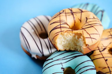 Krema ve çikolata taze tatlı çörek ile çok renkli