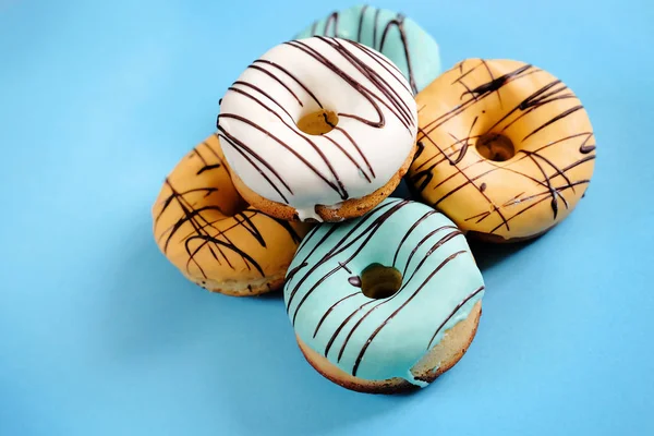 Krema ve çikolata taze tatlı çörek ile çok renkli