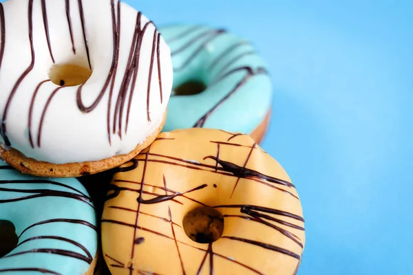 Krema ve çikolata taze tatlı çörek ile çok renkli