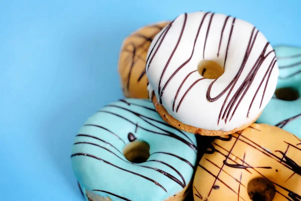 Krema ve çikolata taze tatlı çörek ile çok renkli