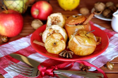 Süzme peynir ve ceviz ile fırında pişmiş elma