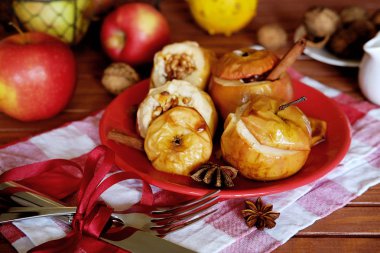 Süzme peynir ve ceviz ile fırında pişmiş elma