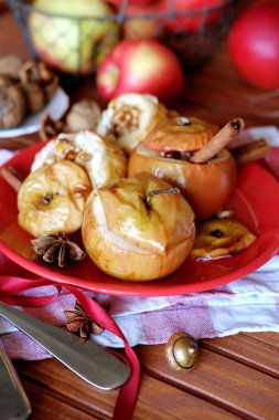 Süzme peynir ve ceviz ile fırında pişmiş elma