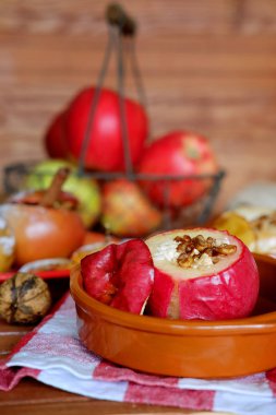 Süzme peynir ve ceviz ile fırında pişmiş elma