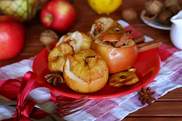 Manzanas al horno con requesón y nueces — Foto de Stock